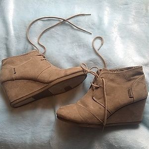 Women's size 6 tan ankle wedge shoes